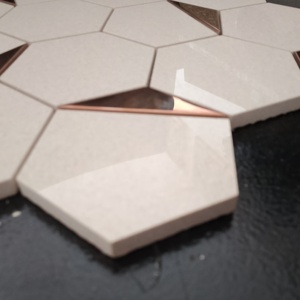 กระเบื้องเซรามิกหกเหลี่ยม73มม. RG PVD ดีไซน์แบบกำหนดเองมันวาวสำหรับห้องประชุมร้านบูติก - Product Image 5