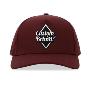 Casquette de baseball OEM 5 panneaux personnalisée de couleur rouge Casquette de golf imperméable avec corde en caoutchouc avec trous découpés au laser et dos réglable en plastique - Product Image 1