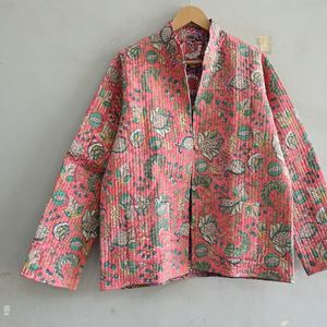 Veste matelassée réversible écologique faite à la main en coton 100% à motifs floraux pour femmes, style indien bohème, imprimé en blocs, manteau d'hiver avec décoration boutonnée - Product Image 2