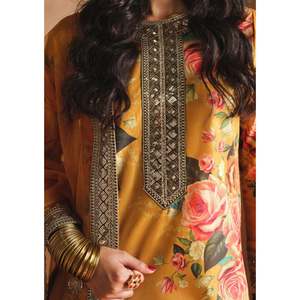 Conjunto de 3 Piezas Zainab Chotani: Camisa de Satén Shamoze Bordada con Dupatta de Seda Suave Bordada y Pantalón Bordado BIC-1726 - Product Image 2