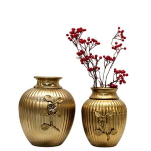 Florero moderno de metal martillado chapado en oro con rama floral decorativa elegante mesa alta de latón para decoración de boda - Product Image 5