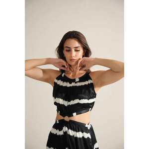 Robe longue maxi pour femme, noire et blanche, tie-dye, à découpes, sans manches, style bohème, pour l'été - Product Image 3