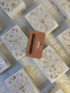 Boîte à bijoux faite à la main en marbre incrusté de nacre argentée au motif floral boîte cadeau de rangement décorative - Product Image 3