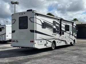 Autocaravana Usada Forests River FR3 Clase A con Cocina Completa, Habitaciones Deslizables, 6 Camas, Lista para Envío - Product Image 4