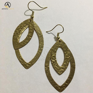Boucles d'oreilles en métal de créateur à la mode avec des bijoux de mode de taille personnalisée pour les femmes accessoirisés avec des boîtes à bijoux en bois élégantes - Product Image 3