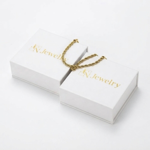 Caja de Embalaje de Joyería Deslizante de Cartón Blanco de Lujo con Logotipo, Caja de Regalo para Pulseras y Anillos con Estampado Dorado al por Mayor - Product Image 1