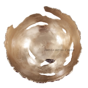 ชามเสิร์ฟโลหะสีทองเกรดสูงที่มีดีไซน์แบบทุบและขอบหอยเชลล์เพื่อการรับประทานอาหารที่หรูหราและตกแต่งบ้าน - Product Image 3