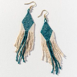 Hermosos pendientes hechos a mano con cuentas de colores blanco y rojo, diseño de hombre de hielo, bordados, para niñas, de la India. - Product Image 6