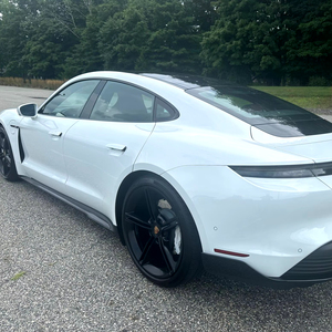 Taycan 4S 2020, Tracción en las Cuatro Ruedas con Cuádruple Motor, Rendimiento, Sin Modificar, Cuero Claro, Automático, Sedán, Paquete Premium, Eléctrico, R21 - Product Image 1