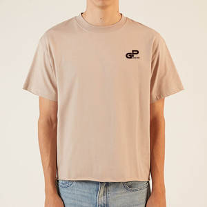 Camiseta Corta Urbana de Corte Cuadrado para Hombre con Ajuste Estructurado, Diseño de Dobladillo Corto y Estilo Urbano Contemporáneo - Product Image 1