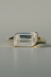 Anillo Elegante con Corte de Hoja y Diamante Cultivado en Laboratorio de 3.25ct, en Oro Amarillo de 14K, Certificado IGI, Listo para Envío - Product Image 2