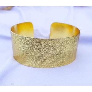 Bracelets classiques faits à la main en laiton plaqué or, style élégant avec design classique - Product Image 2