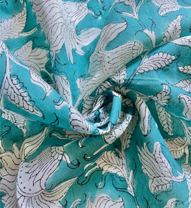 ผ้าฝ้ายพิมพ์ลายด้วยมือ ลายดอกไม้และใบไม้ขนาดใหญ่บนพื้นสีฟ้าอมเขียว - Product Image 1