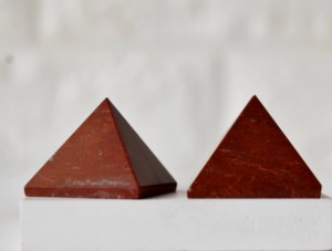 Pyramides miniatures en lapis-lazuli de qualité supérieure pour la méditation et la décoration - Product Image 4