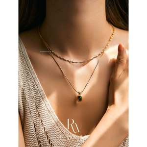 Collana con Pendente Quadrato Verde Oliva Placcato Oro 18K Impermeabile, Collana a Strati alla Moda, Regalo per Lei - Product Image 3