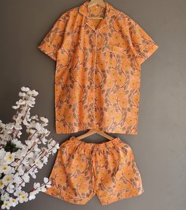 Elegante traje de noche de manga corta con estampado de algodón Ropa de dormir Conjunto de camisa y pantalón corto de verano - Product Image 1
