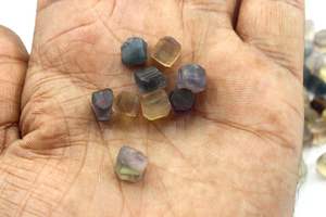 Hermosas piedras preciosas de cristal de fluorita sueltas coloridas 50 piezas 6-8 MM joyería en bruto de fluorita genuina sin tratar Natural - Product Image 4