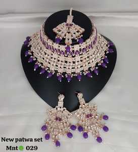 COLLAR GARGANTILLA DE PERLAS KUNDAN EN TONO ORO ROSA TRADICIONAL Y DE MODA ANTIGUA CONJUNTO CON MANGTIKA PARA MUJER Y NIÑA - Product Image 3