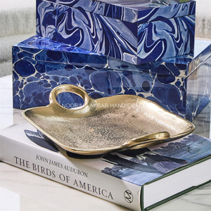 Plateaux de service à nœuds dorés Plateaux décoratifs en aluminium Vaisselle artisanale sans danger pour les aliments pour les fêtes Vente en gros pour la restauration - Product Image 5