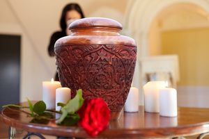 Urnas de cremación de madera personalizadas para cenizas humanas, caja de urnas talladas en madera para cenizas - Product Image 2