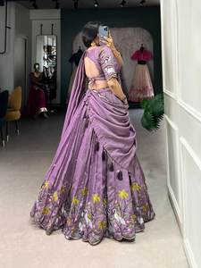 La colección Lehenga Choli de diseñador moderno más esperada para fiestas de Navratri que le presenta la última Lehenga más hermosa para - Product Image 6