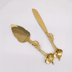 Serveur à gâteau floral en forme de tulipe, outil de service de dessert en métal doré de qualité supérieure pour les événements de mariage et de réception - Product Image 1