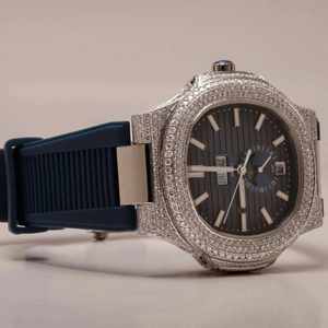 Banda de goma Half Iced Out Lujoso Moissanite Diamante Tachonado Reloj Movimiento de cuarzo Función de fecha para hombres y mujeres - Product Image 2