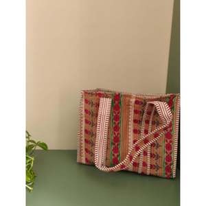 Bolso de Mano Floral para Mujer, Color Rosa, Resistente, Pequeño, con Cierre Magnético, para Uso Diario, Hecho a Mano, para Verano, Otoño e Invierno - Product Image 1