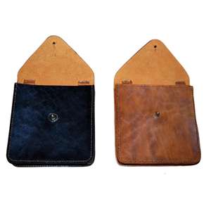 Funda de cuero hecha a mano, probablemente en estilo pancake o cross draw, diseñada para llevar en un cinturón. - Product Image 4