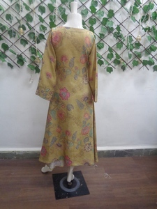 Meilleures ventes Kurta moderne en tissu viscose pour femme à col en V avec motifs imprimés de couleurs uniques pour un look tendance à vendre - Product Image 2