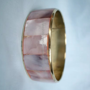 Manchette à la main en nacre naturelle Bracelet de créateur en perles d'eau douce pour femmes au prix de gros par FWE - Product Image 1