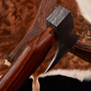 Hache de camping d'extérieur à long manche, tête en acier à motif artisanal avec manche en bois naturel pour la survie, le bushcraft et les activités de plein air - Product Image 4