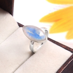 Anillo de compromiso clásico de piedra lunar arcoíris de Plata de Ley 925 para mujer con ajuste de bisel para bodas y fiestas de aniversario - Product Image 3