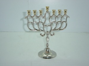 Fancy Royal Look Soporte de vela de menorah de latón de alta calidad Estilo moderno Candelabro de menorah judío dorado Candelabro religioso - Product Image 3