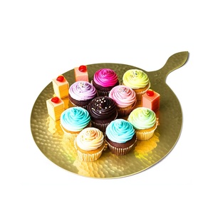 Plateau en métal poli doré en aluminium pour snacks et fromages avec design martelé pour le service, la cuisine et les fêtes - Product Image 4