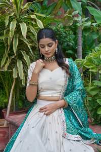 Lehenga Choli de luxe pour femme, en soie mélangée ivoire, avec dupatta en mousseline vert émeraude, par Unity - Product Image 2