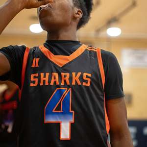 Ensemble de maillots de basket-ball personnalisés en polyester respirant pour hommes avec uniforme imprimé et logo Vêtements de sport pour garçons - Product Image 3