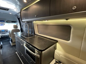 Autocaravana Usada A-i-r-s-t-r-e-a-ms Interstate 24 GT 4x4 Clase B - Remolque Camper Diésel en Venta para Camping y Viajes - Product Image 2