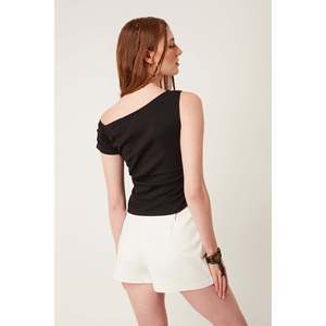 เสื้อเบลาส์คอกลมลำลอง แต่งจีบด้านหน้า แขนสั้นปักโลโก้ ผ้าฝ้าย 100% - Product Image 4