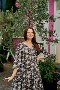 Robe Rajani imprimée à la main, longueur mi-mollet, bohème, florale, chocolat foncé, blanc, décontractée, occasionnelle, faite à la main - Product Image 3
