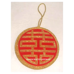 Forme ronde unique couleur rouge et dorée broderie Zari faite à la main décoration d'arbre de Noël et but de cadeau ornement suspendu - Product Image 1