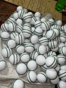 Pelotas de Cricket Hechas a Mano con Revestimiento Impermeable, Tamaños para Hombres, Mujeres y Jóvenes - Product Image 3