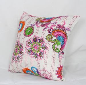 Nouvel arrivage de housses de coussin indiennes faites à la main en coton Kantha de 16x16 pouces coussins de canapé ethniques décoratifs matelassés - Product Image 2