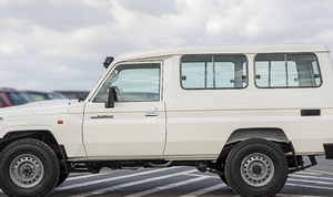 รถยนต์มือสอง ปี 2023 แลนด์ ครุยเซอร์ LC78 เครื่องยนต์ดีเซล 4.5 ลิตร เกียร์อัตโนมัติ หลังคาแข็ง หลายสี พวงมาลัยซ้าย ภายในเบาะหนังสีเข้ม - Product Image 3