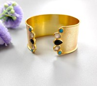 Bracelet ouvert ajustable en laiton plaqué or jaune 18 carats avec pierres précieuses multiples pour femme : onyx noir, turquoise, cristal et quartz