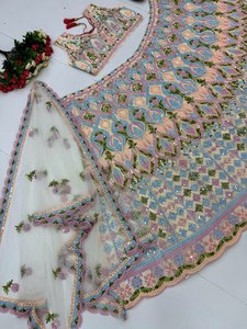 Ofrecemos al por mayor tejidos de red suaves y pesados de alta calidad con diseños coloridos y personalizados, estilo lahenga choli moderno y cómodo para mujeres o novias. - Product Image 6