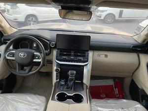 Toyota Land Cruiser modèle GXR 4.0L 2024, couleur noire, transmission automatique, intérieur beige, 7 places - Product Image 5
