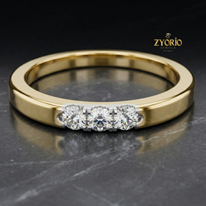 Anillo de compromiso para mujer con tres diamantes de corte redondo en oro de 14K. - Product Image 5
