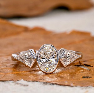 Anillo de Compromiso Personalizable con Circonita Cúbica de Corte Ovalado, Plata 925, Engaste de Bisel, Piedras Laterales con Corte Kite, Joyería Fina de Lujo - Product Image 1