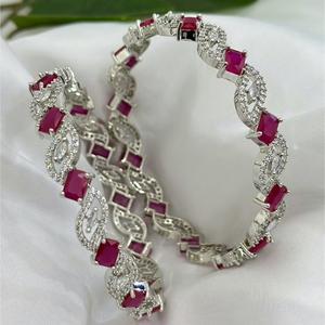 กำไลสองชุดหิน CZ โทนสีเงินระดับพรีเมียมของนักออกแบบที่ทันสมัยคอลเลกชันเครื่องแต่งกายสำหรับปาร์ตี้งานแต่งงานสำหรับผู้หญิงเด็กผู้หญิง - Product Image 1